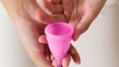 12 óra elteltével vegye ki és mossa el a csészét. milyen gyakran kell menstruációs kelyhet cserélni