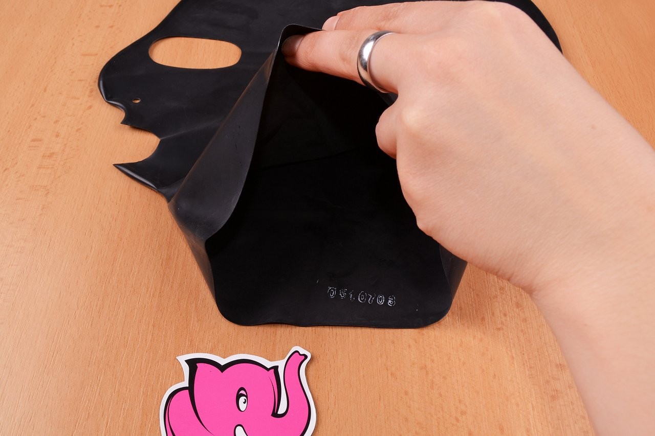 LateX maszk három lyukkal - belenézünk