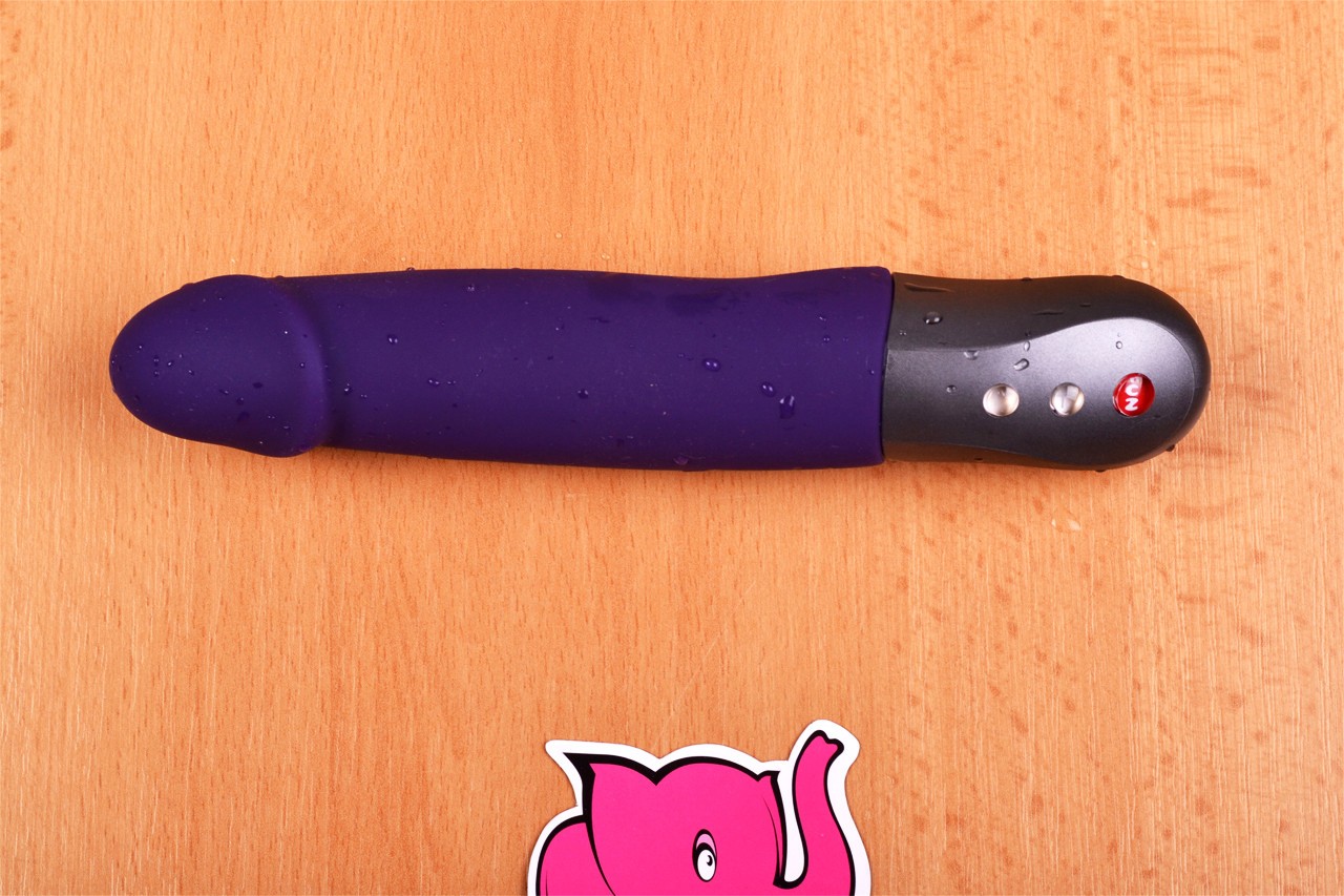 A Fun Factory Stronic Real az asztalon fekszik