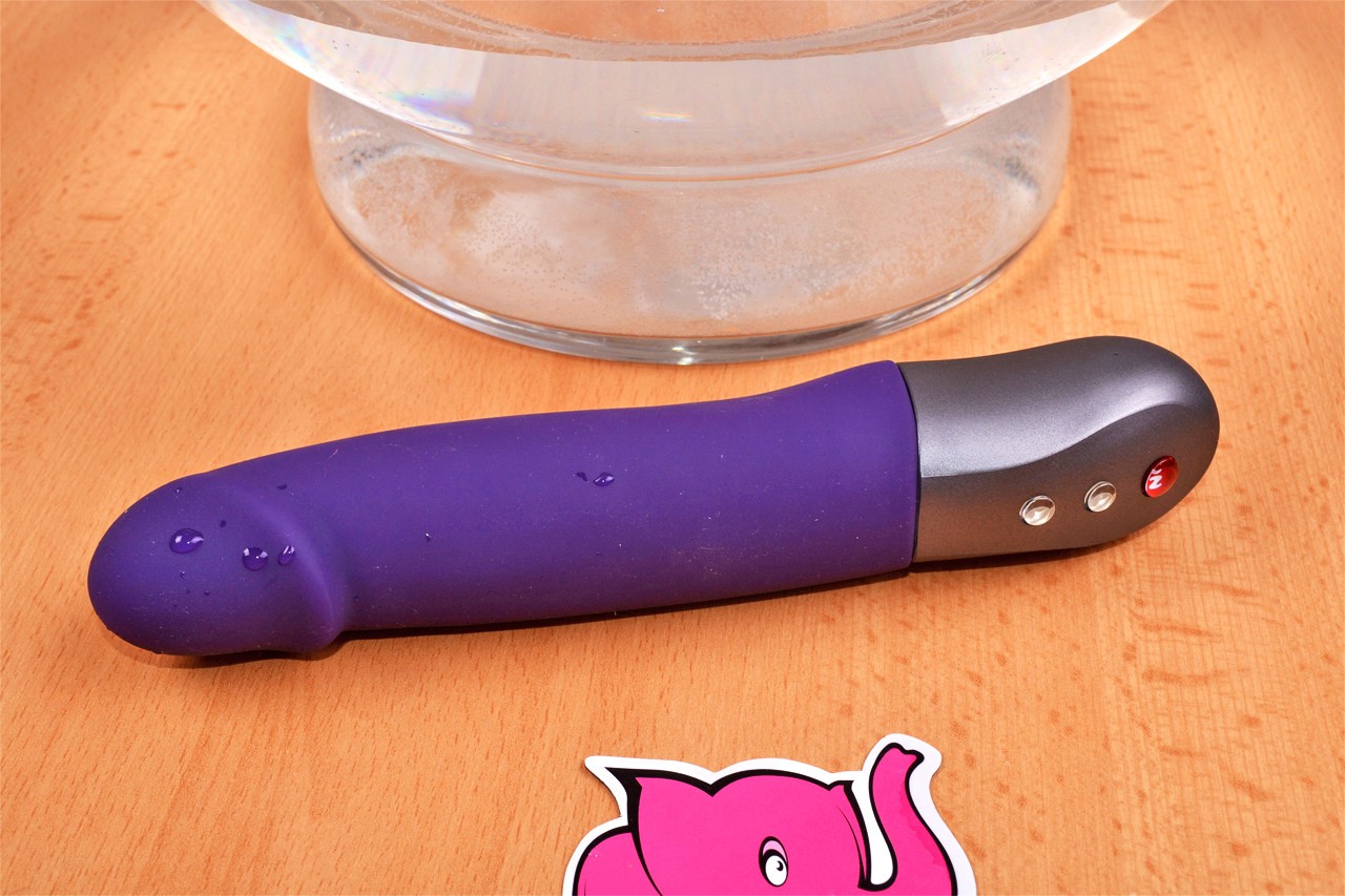 Fun Factory Stronic Real üvegedény előtt