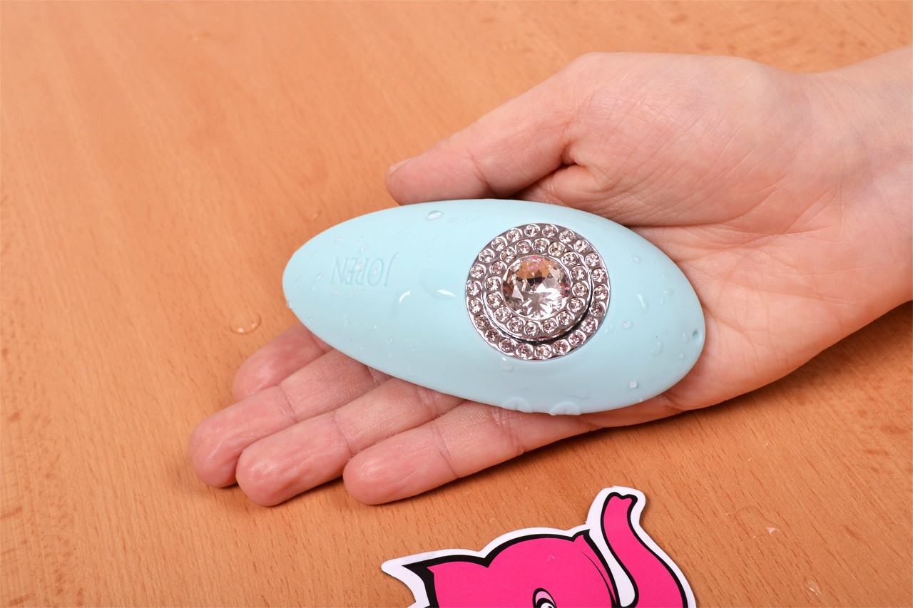 Türkiz Diamond masszázsvibrátor - kézben