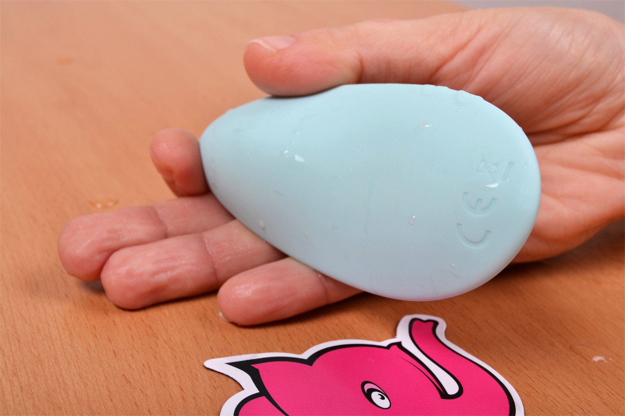 Türkiz Diamond masszázsvibrátor - kézben