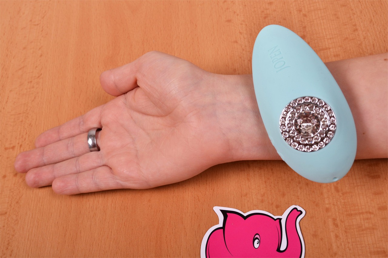 Türkiz Diamond masszázsvibrátor - kéznél