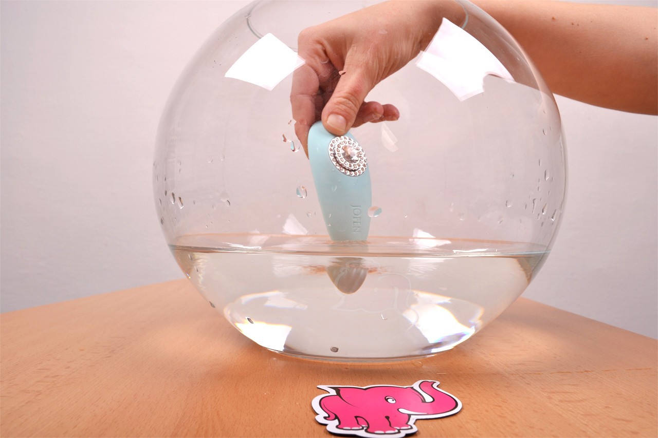 Türkiz Diamond masszázsvibrátor - vízzárósági teszt