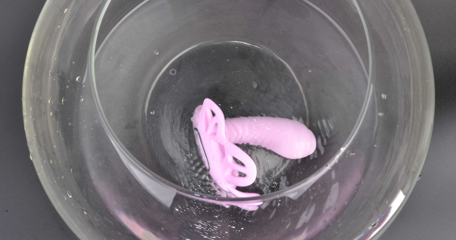 Drága vibráló csokornyakkendő, vízzel teli tartályban