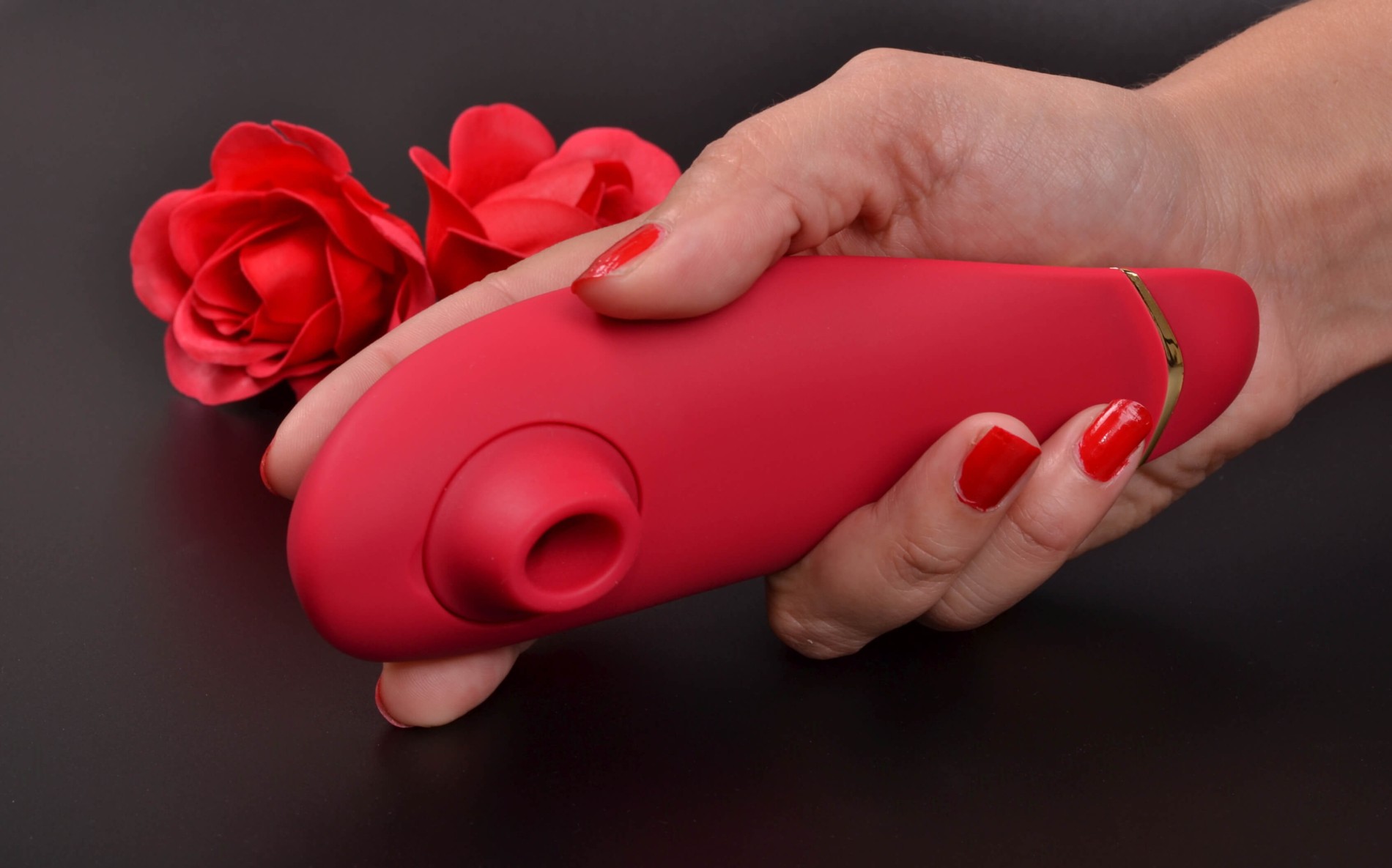 Womanizer Prémium nyomású vibrátor, kézben