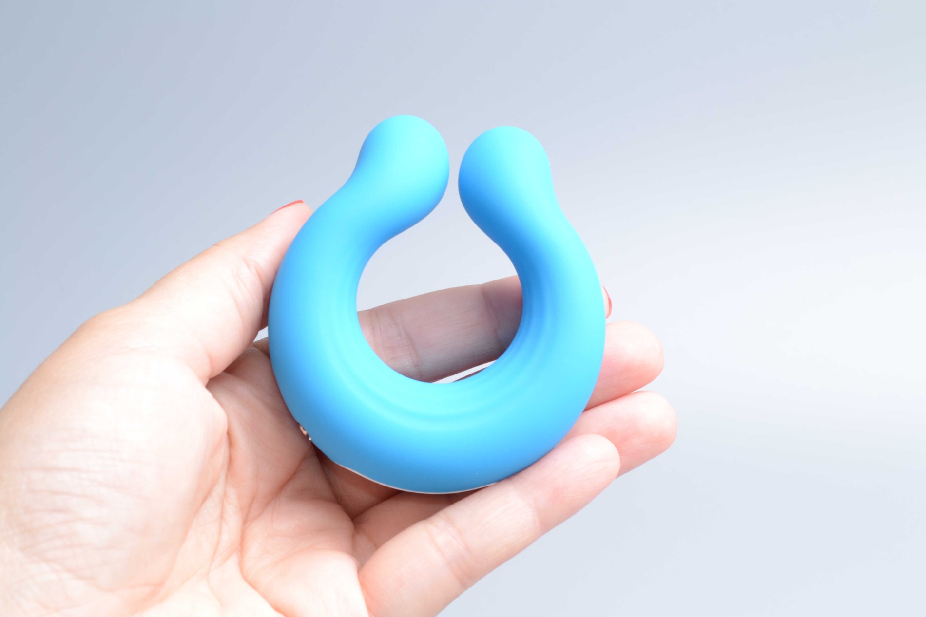 Good Vibes Only partner vibrátor, kézben