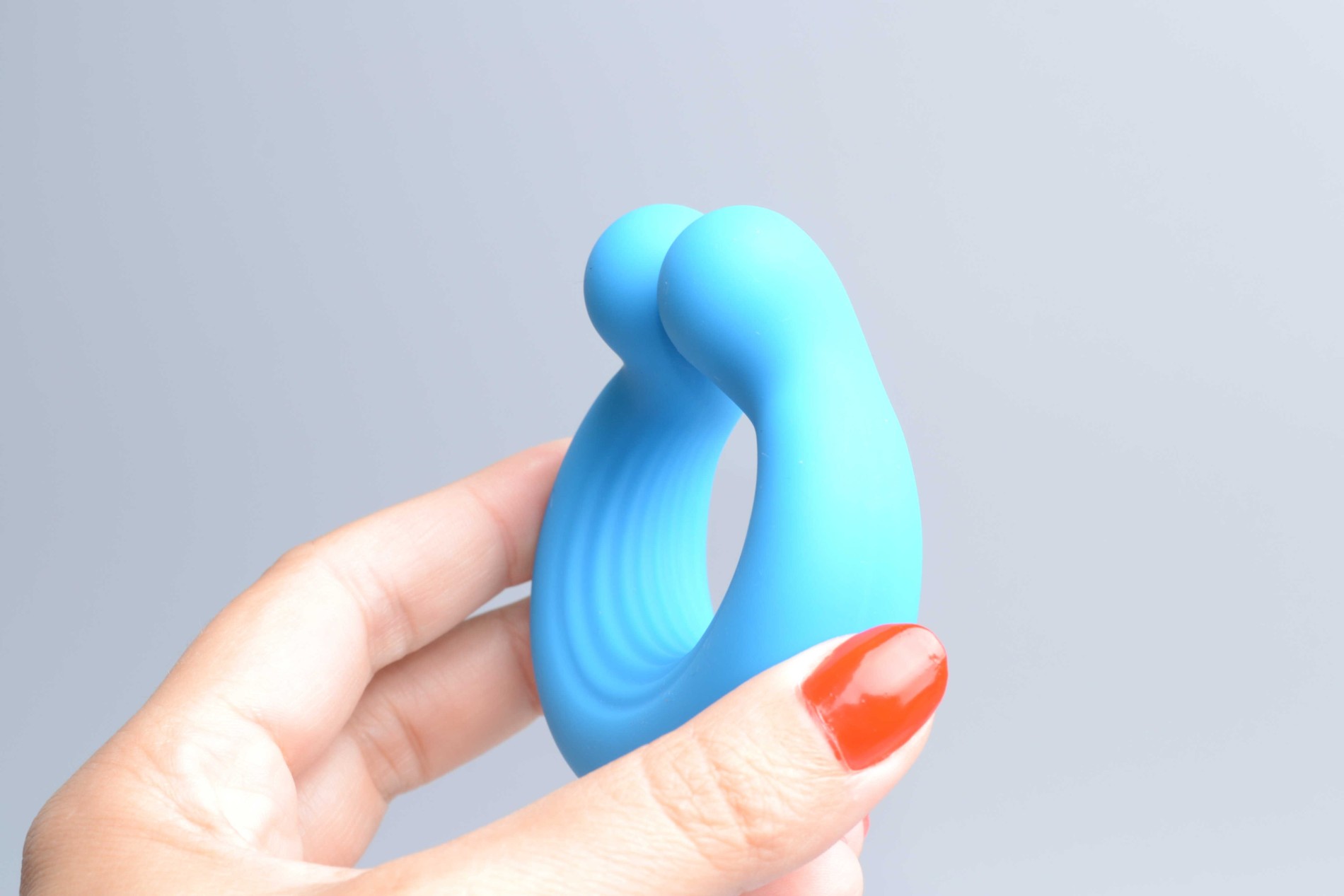 Good Vibes Only partner vibrátor, kézben