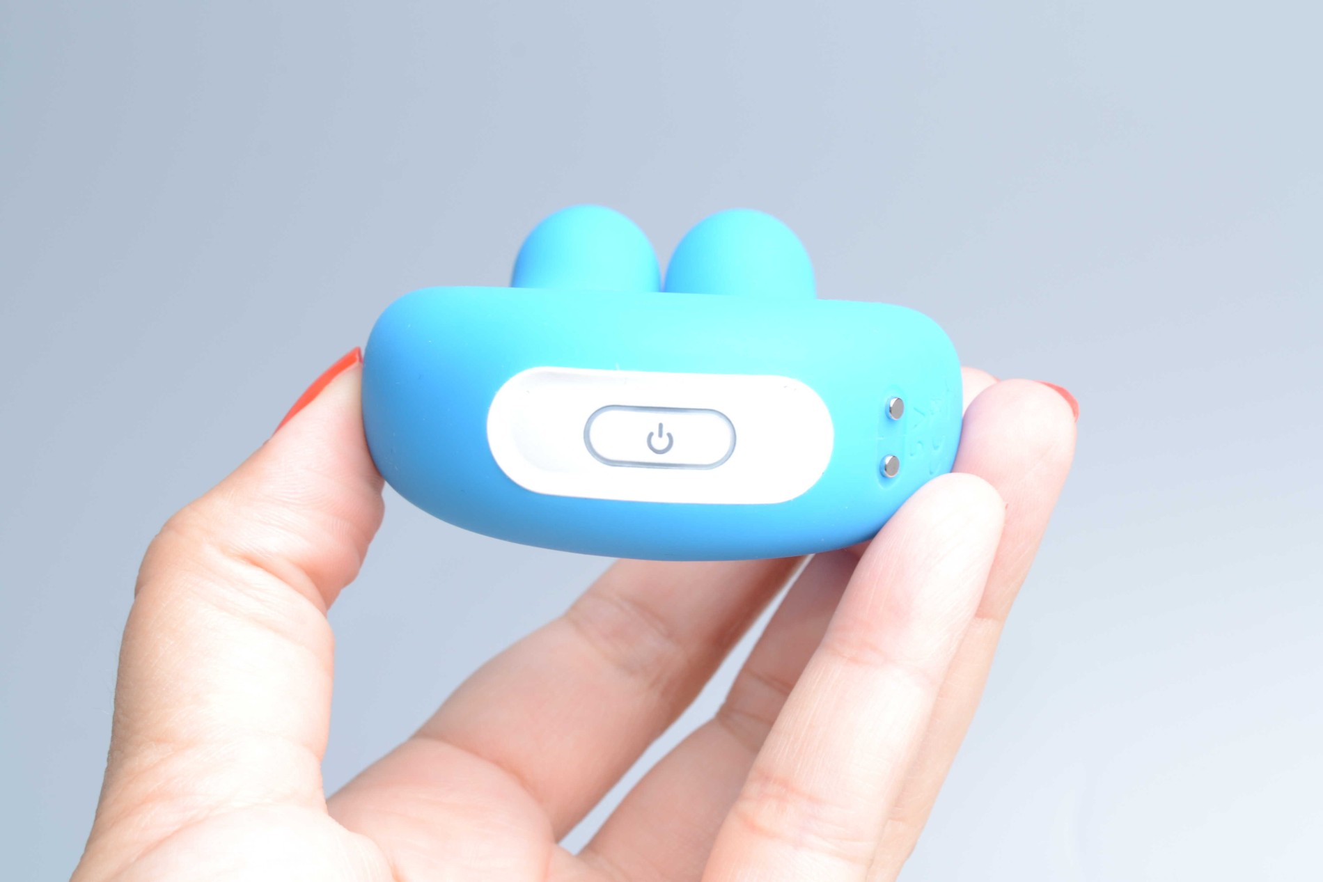 Good Vibes Only partner vibrátor, kézben