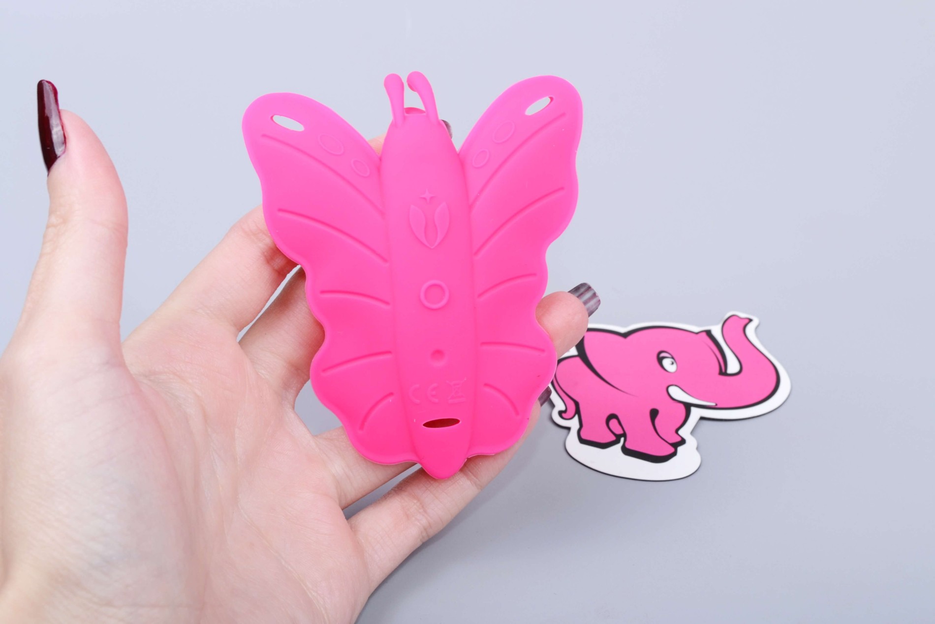 Little Pleasure vibrációs csokornyakkendő, kézben