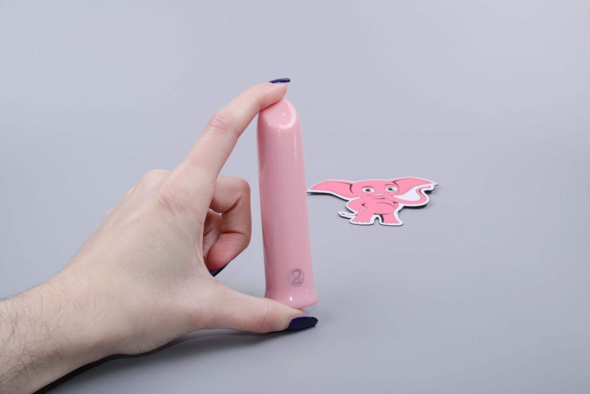 Mini vibrátor ChaCha, kézben