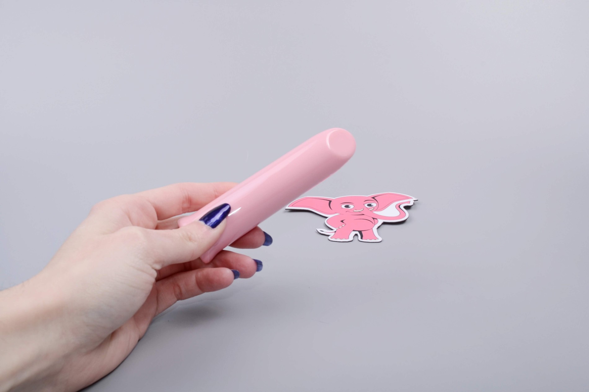 Mini vibrátor ChaCha, kézben