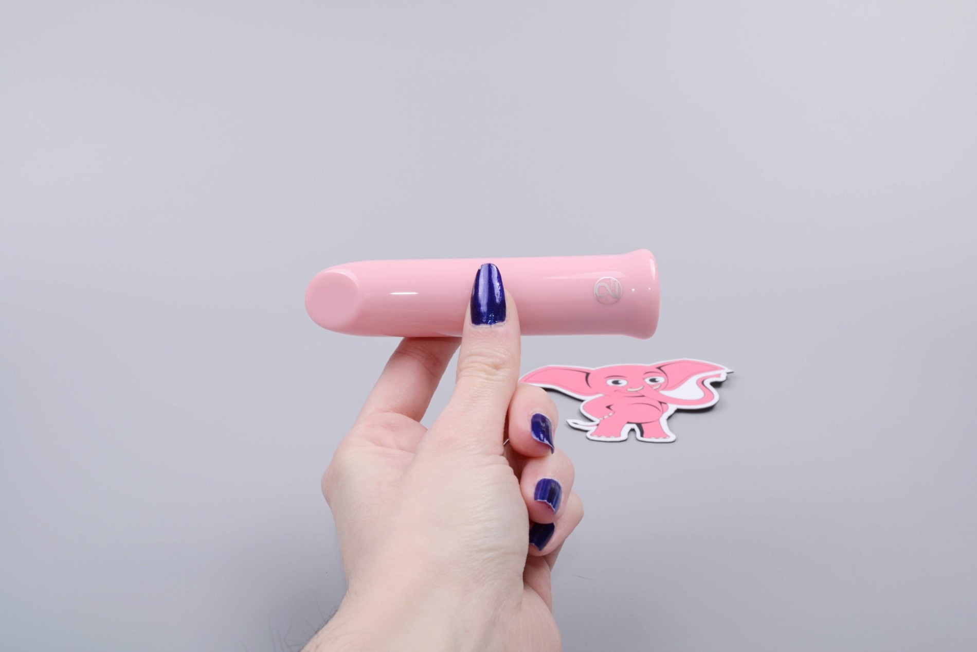 Mini vibrátor ChaCha, kézben