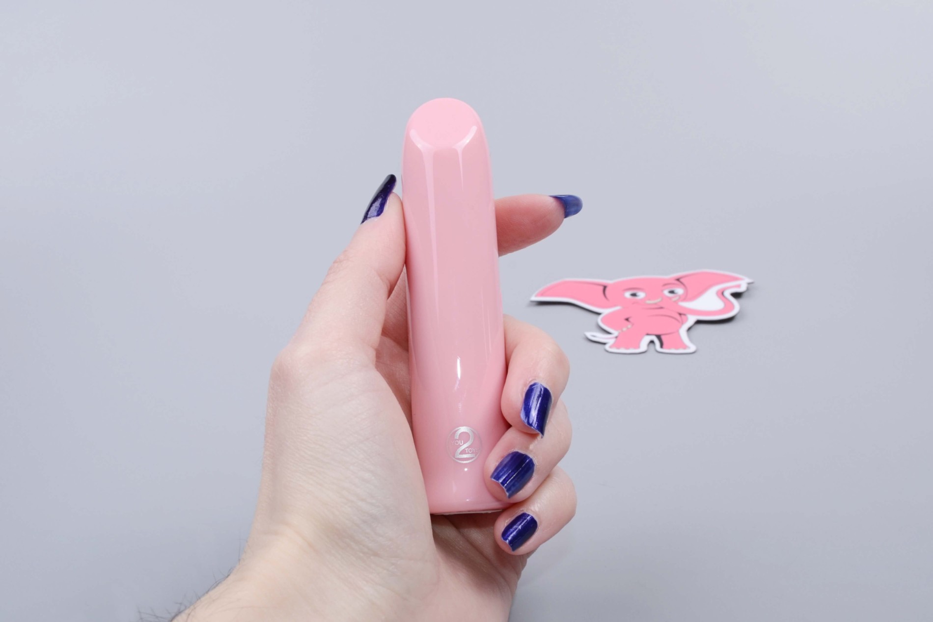 Mini vibrátor ChaCha, kézben