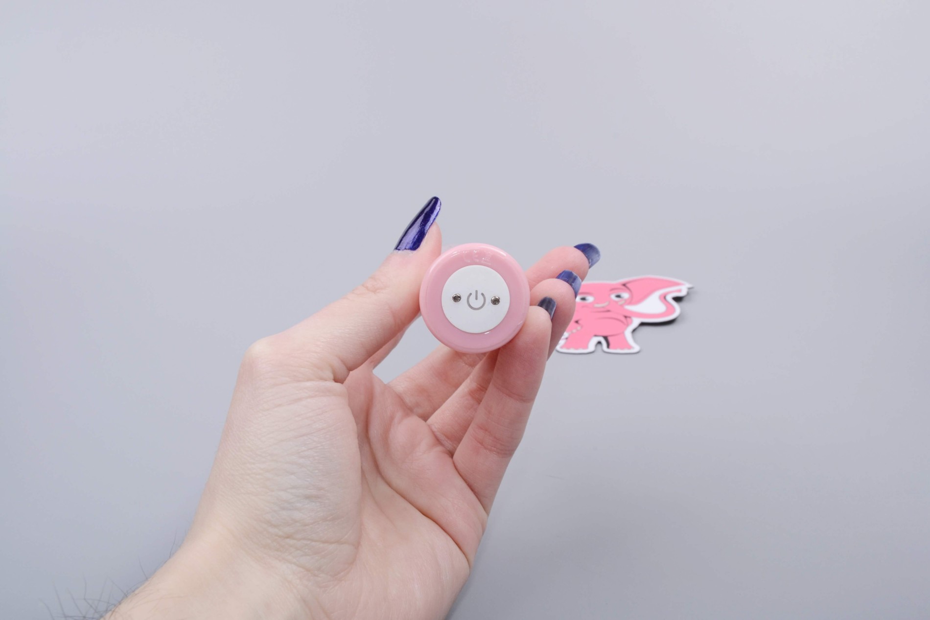 Mini vibrátor ChaCha, kézben