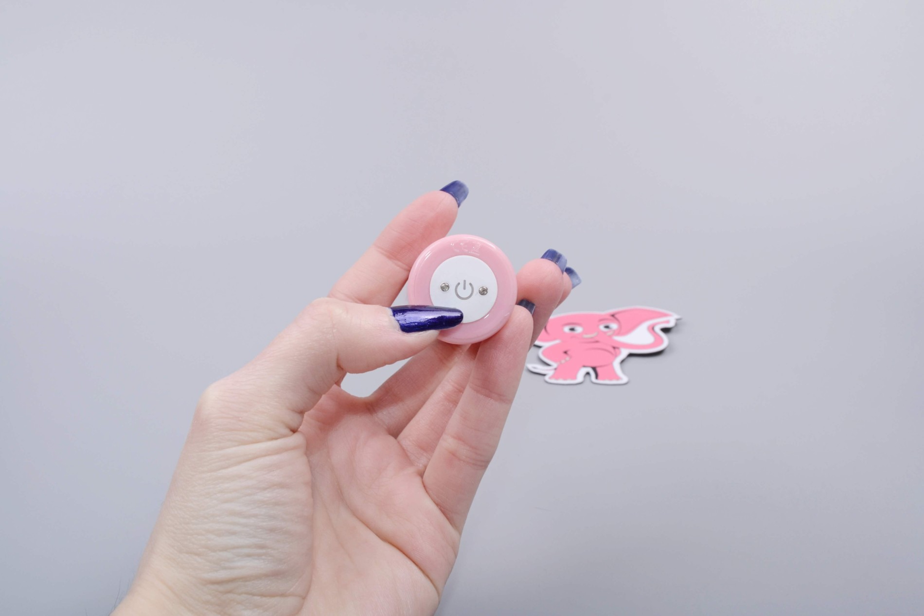 Mini vibrátor ChaCha, kézben