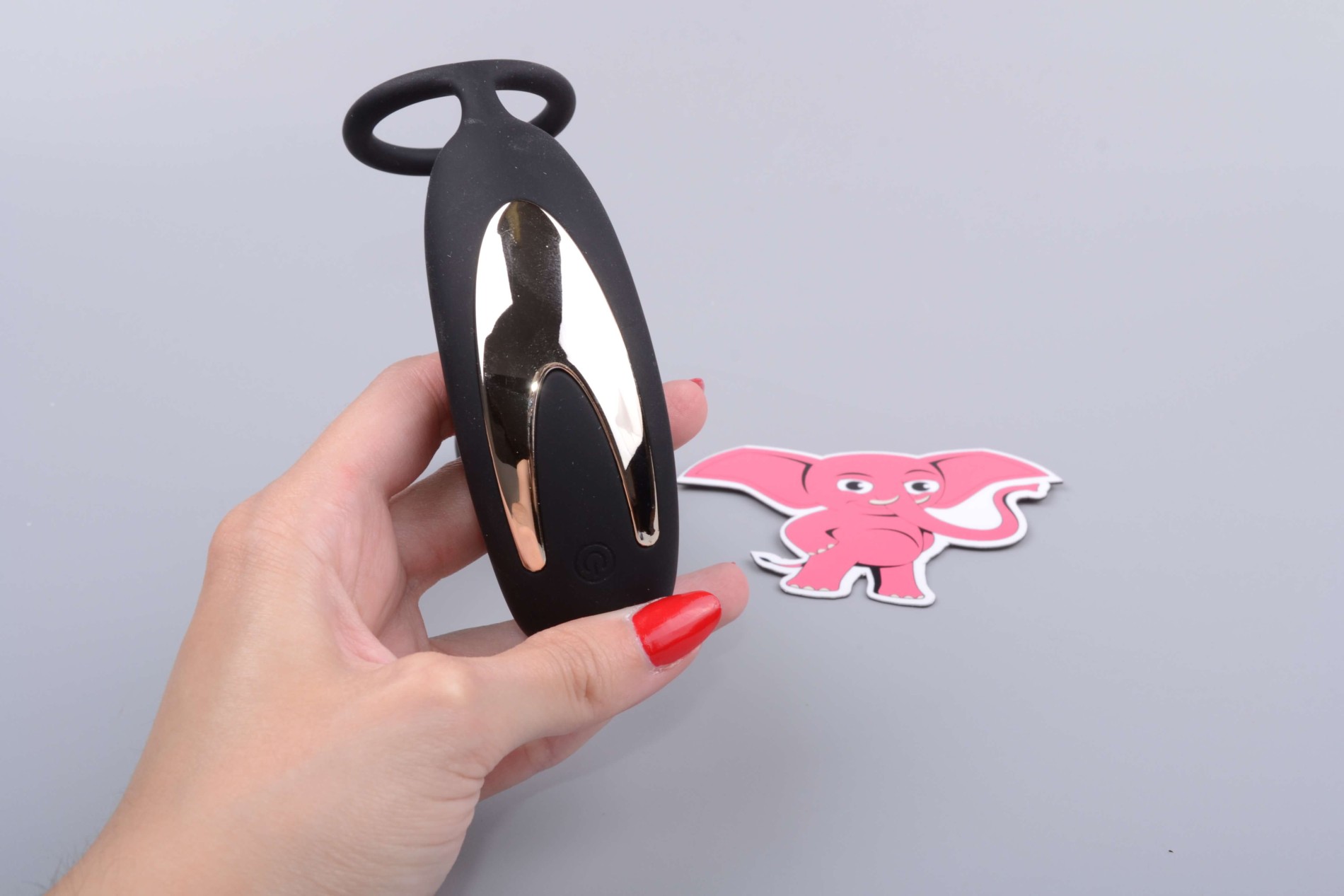 Anális csatlakozó az electrosexhez Load of Pleasure erekciós gyűrűvel és távirányítóval, a kézben