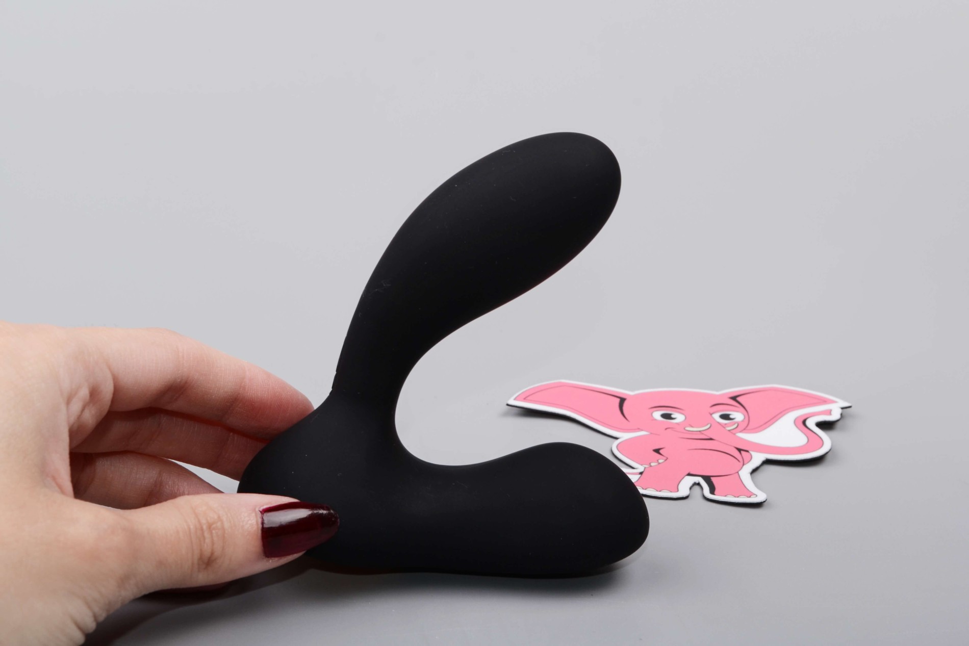 Rezgő anális csatlakozó Svakom Vick Neo mobil alkalmazással, a kézben