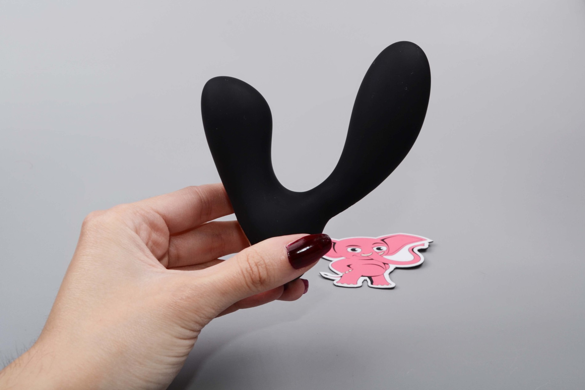 Rezgő anális csatlakozó Svakom Vick Neo mobil alkalmazással, a kézben