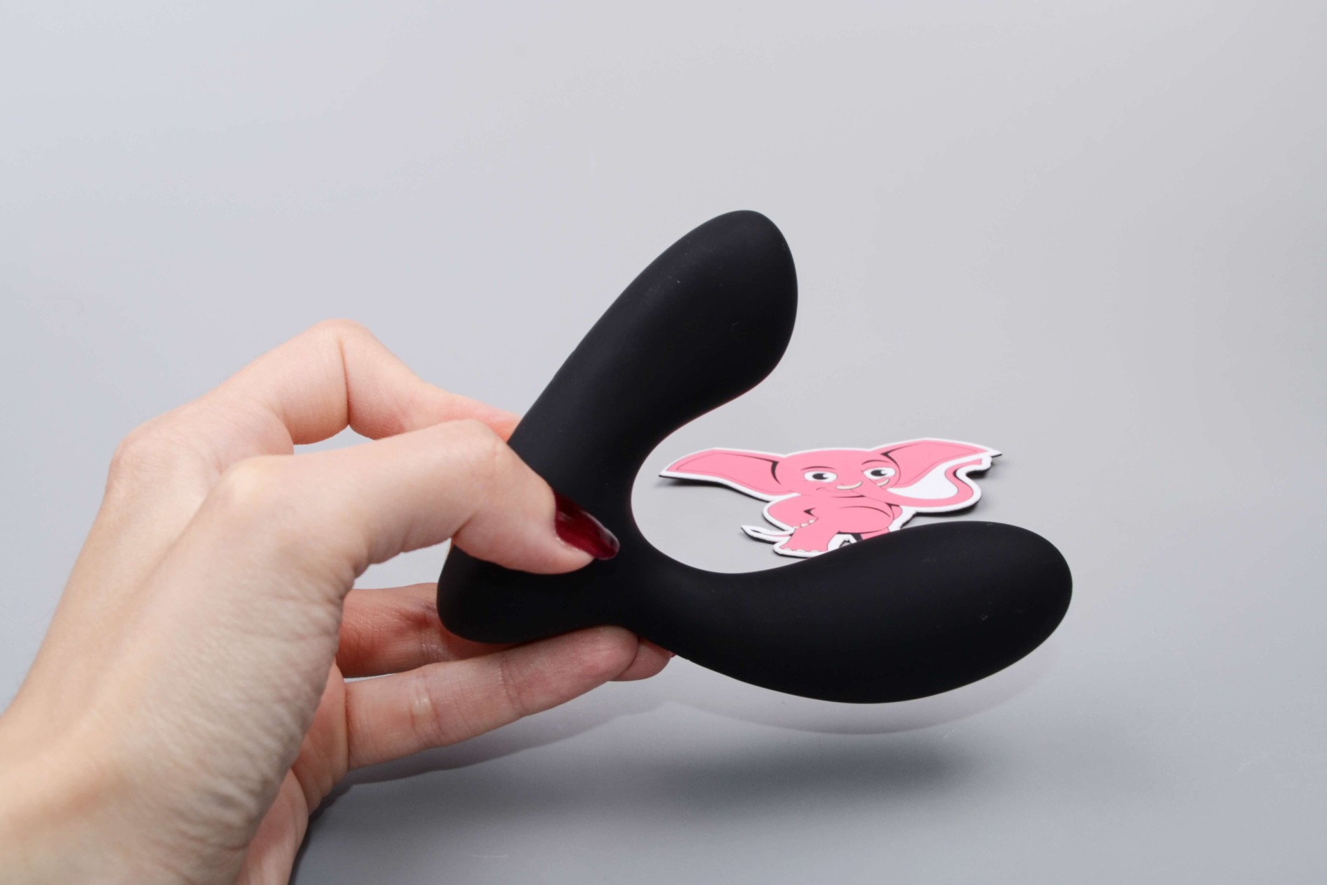 Rezgő anális csatlakozó Svakom Vick Neo mobil alkalmazással, a kézben