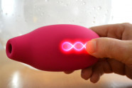LELO Sona 2 sonic vibrátor - háttérvilágítású vezérlés