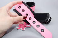 Pink Baddie Glowing Leg Cuffs, kézben