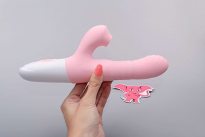 Adore Motio II. nyomónyomó vibrátor, kézben