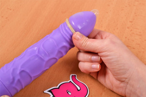 Beppy óvszer – óvszer felhelyezése vibrátorra