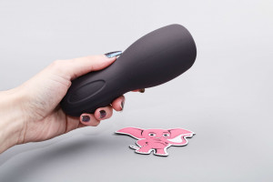 Rezgő maszturbátor Squeeze-peasy (14 cm), kézben