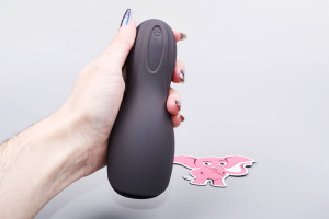 Rezgő maszturbátor Squeeze-peasy (14 cm), kézben