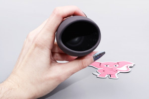 Rezgő maszturbátor Squeeze-peasy (14 cm), kézben