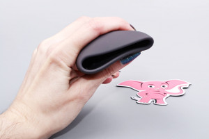 Rezgő maszturbátor Squeeze-peasy (14 cm), kézben