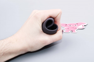 Rezgő maszturbátor Squeeze-peasy (14 cm), kézben