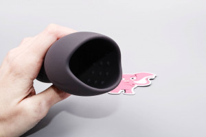 Rezgő maszturbátor Squeeze-peasy (14 cm), kézben