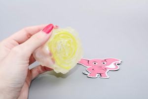 Tenga Spinner Shell maszturbátor (13 cm), kézben