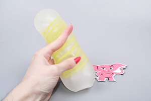 Tenga Spinner Shell maszturbátor (13 cm), kézben