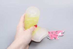 Tenga Spinner Shell maszturbátor (13 cm), kézben