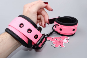 Pink Baddie Glowing Bilincs