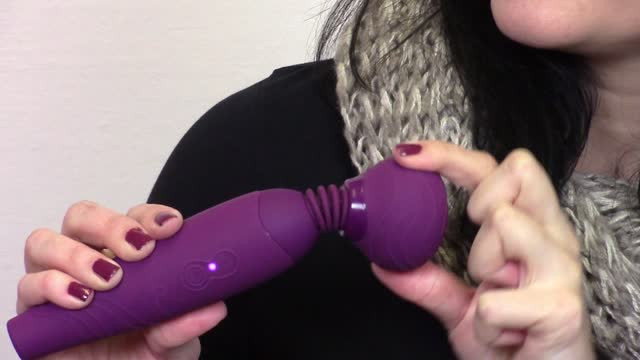 video: Karin předvádí masážní vibrátor Rilassamento